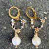 Pearl-flowers-and-bee