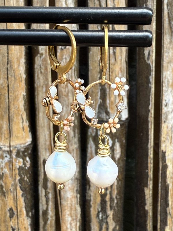 Pearl-flowers-and-bee